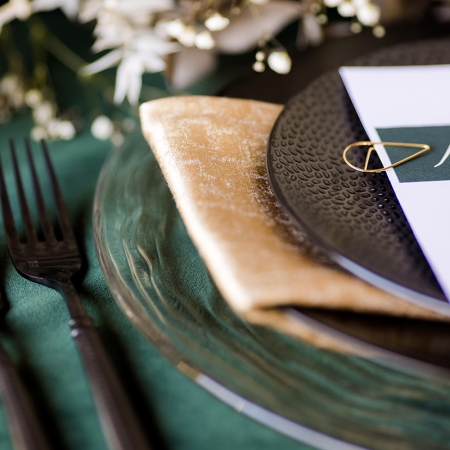 Oasi Charger, Gold Bark Napkin, Black Cobble Salad Plate